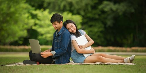 大學(xué)里的梧桐樹與金鳳凰 當愛情遇見自我成長